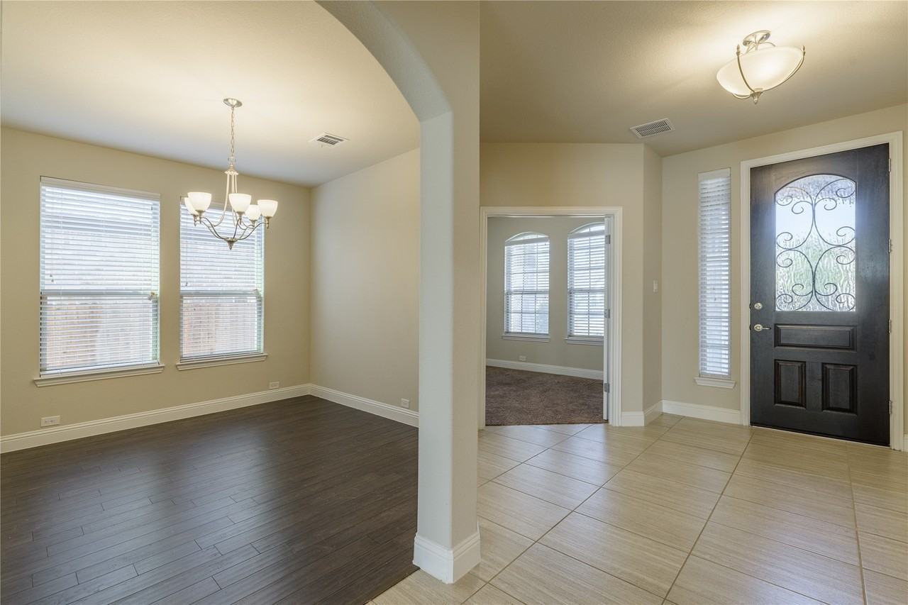 1104 Hoyt Dr - Photo 3 of 34