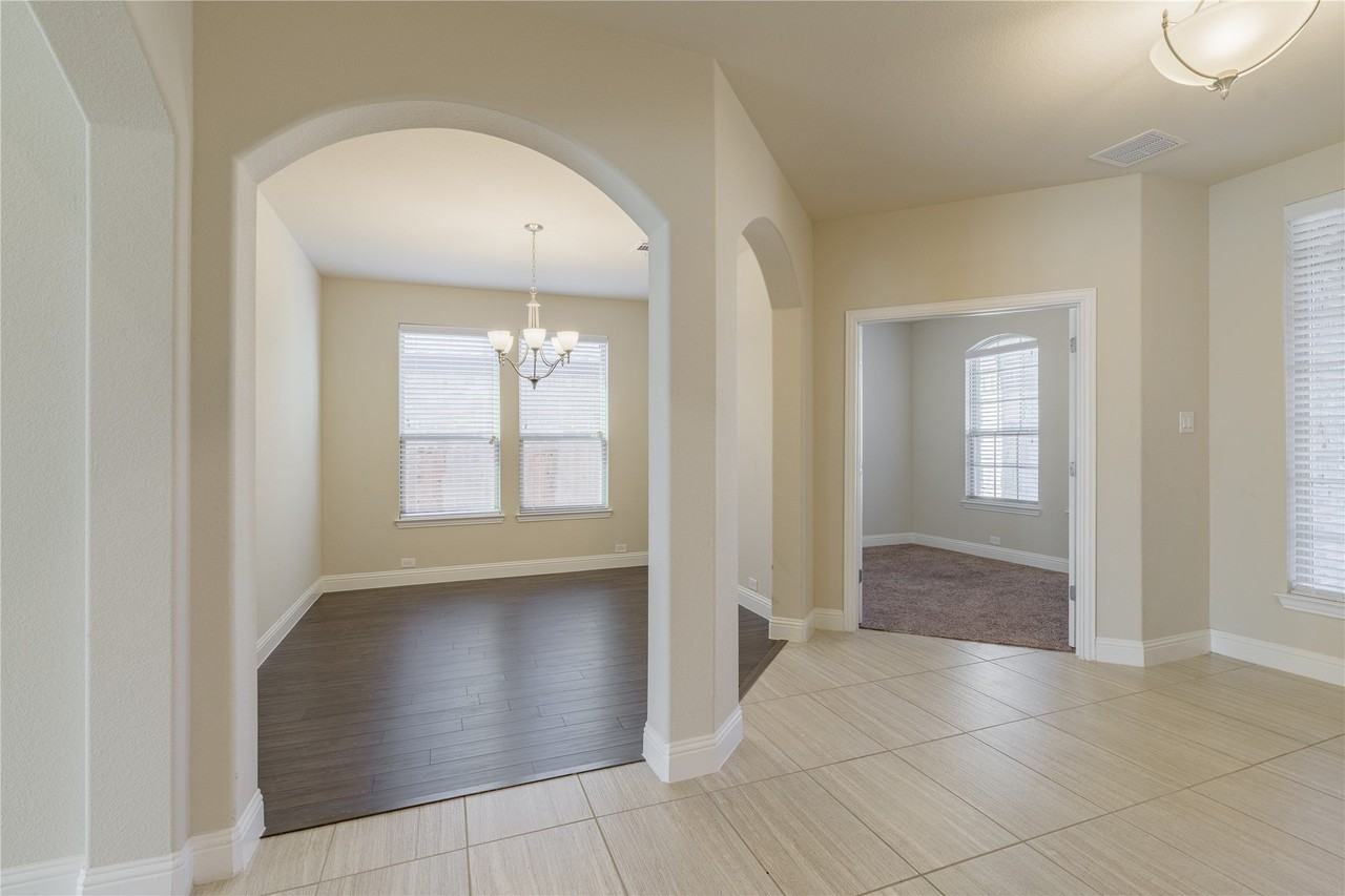1104 Hoyt Dr - Photo 4 of 34