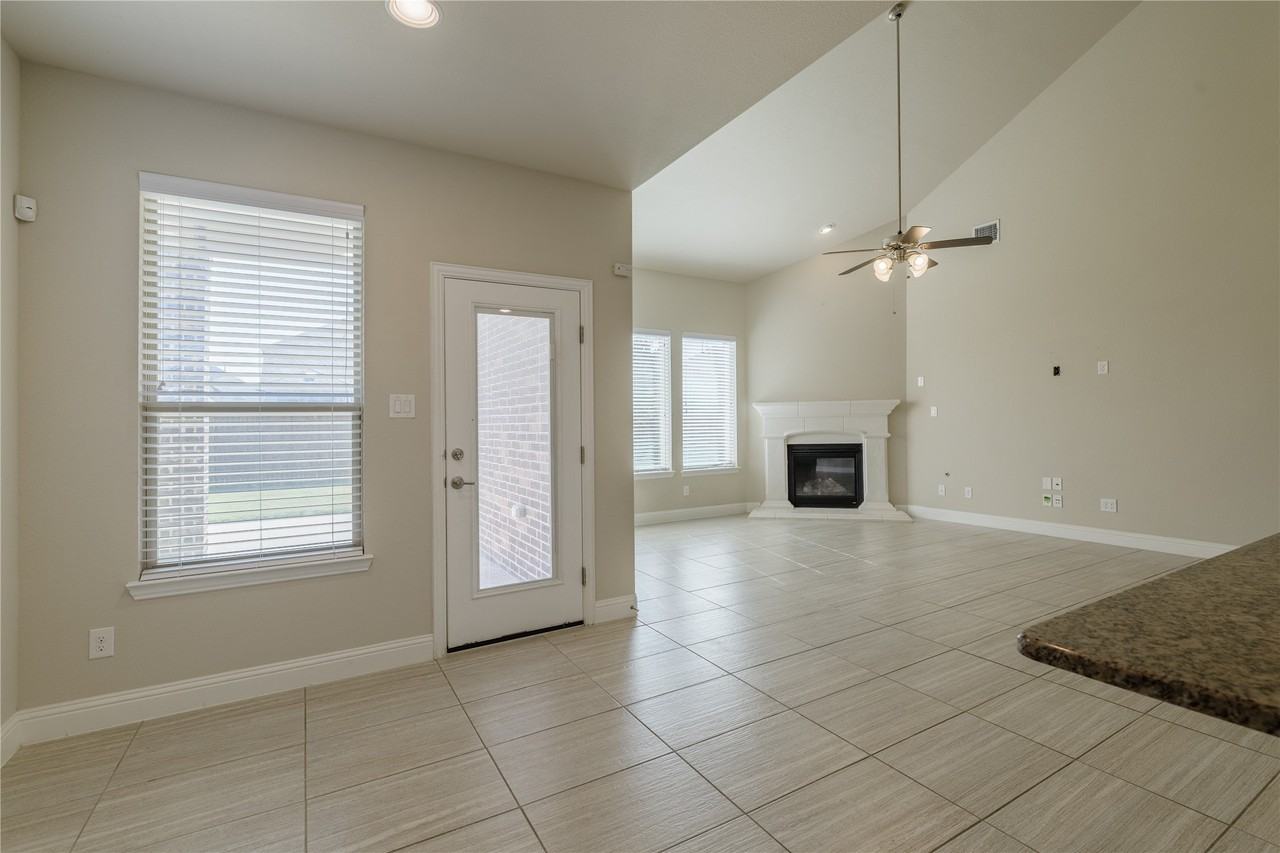 1104 Hoyt Dr - Photo 6 of 34