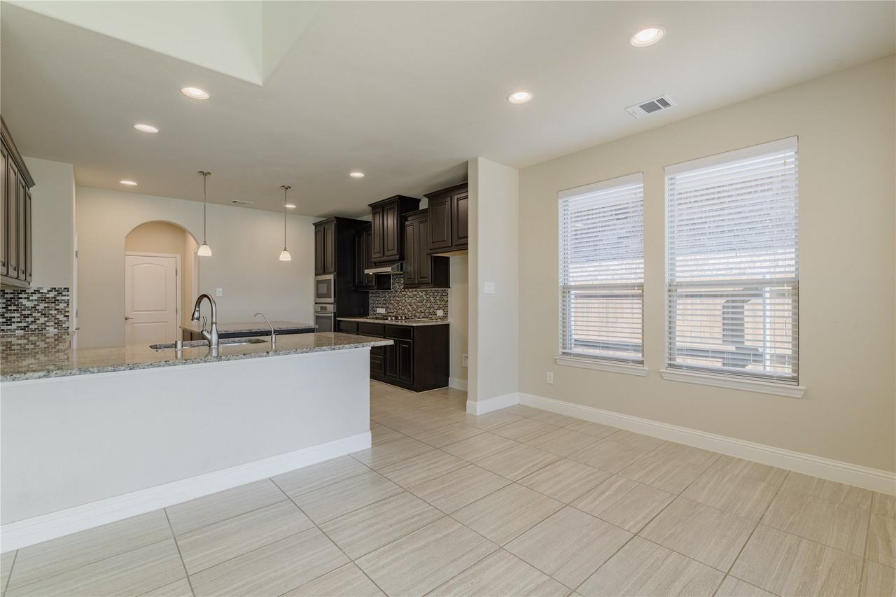 1104 Hoyt Dr - Photo 7 of 34