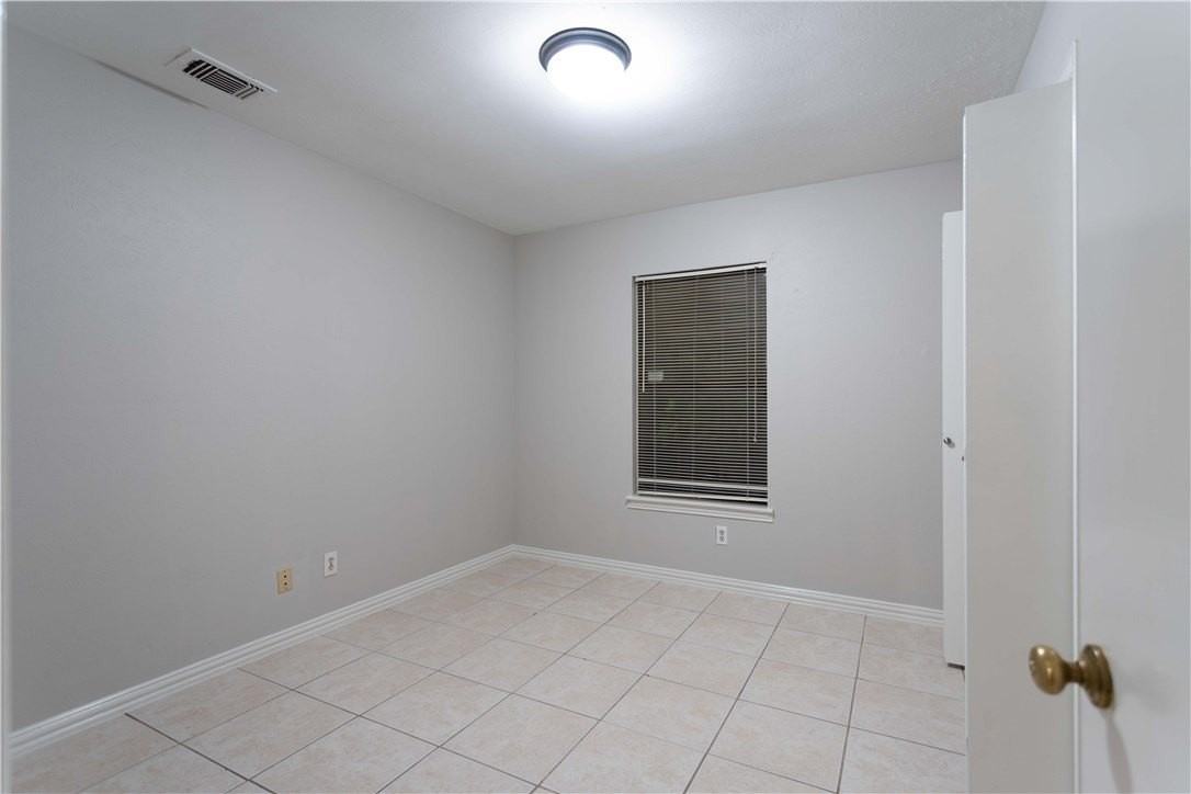 1308 Crestwood Ct - Photo 2 of 12