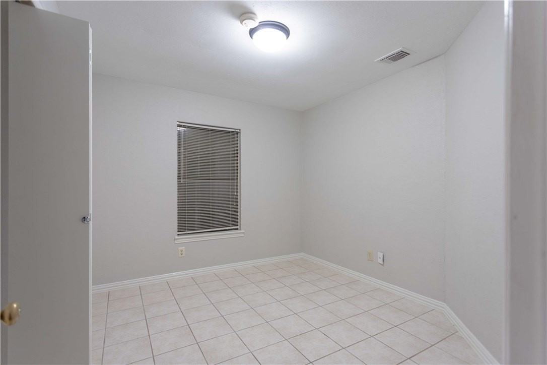 1308 Crestwood Ct - Photo 3 of 12