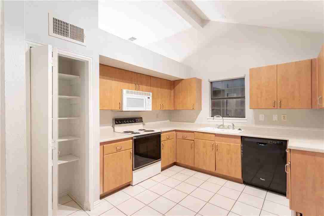 1308 Crestwood Ct - Photo 5 of 12