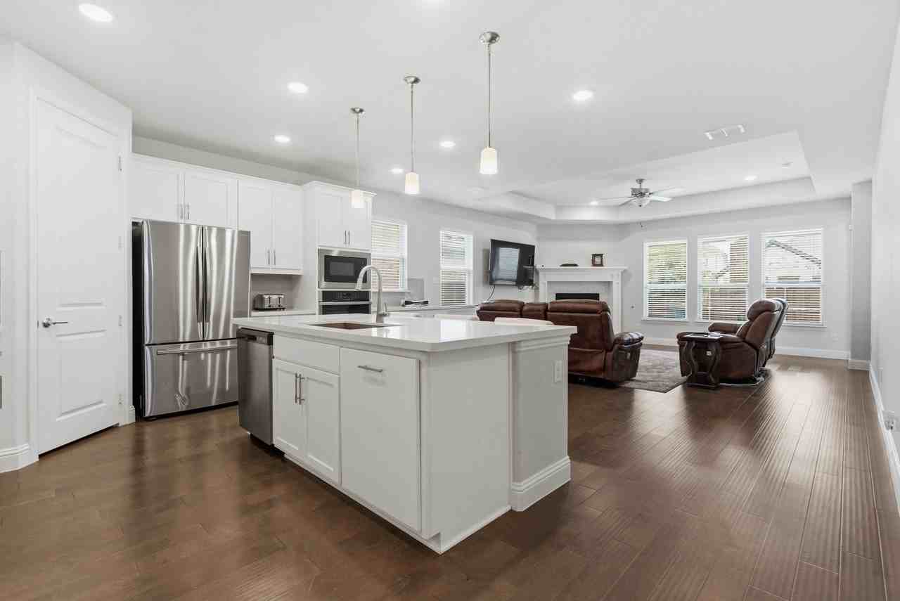 1015 Huckleberry St - Photo 7 of 33