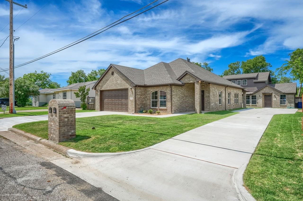 321 Fagg Dr - Photo 2 of 22