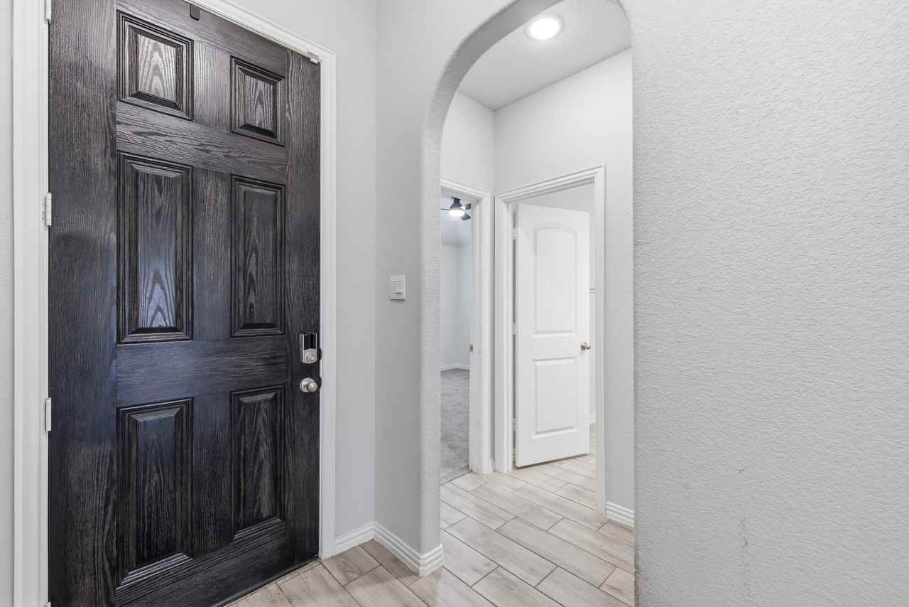6204 Thunderwing Dr - Photo 4 of 30