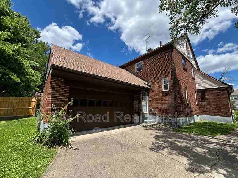 1927 Burroughs Dr - Photo 4 of 40