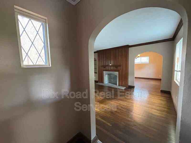 1927 Burroughs Dr - Photo 7 of 40