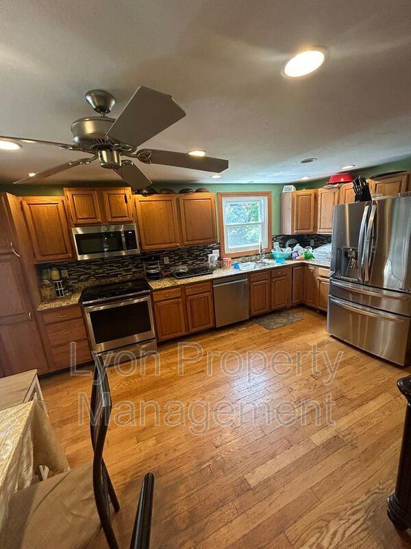 212 Tiffany St - Photo 2 of 37