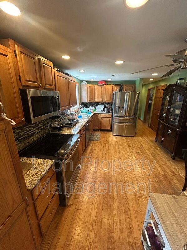212 Tiffany St - Photo 3 of 37