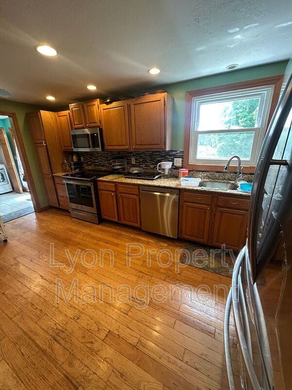 212 Tiffany St - Photo 4 of 37