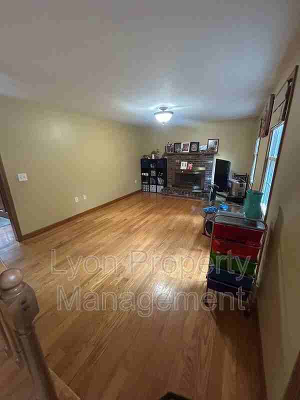 212 Tiffany St - Photo 6 of 37