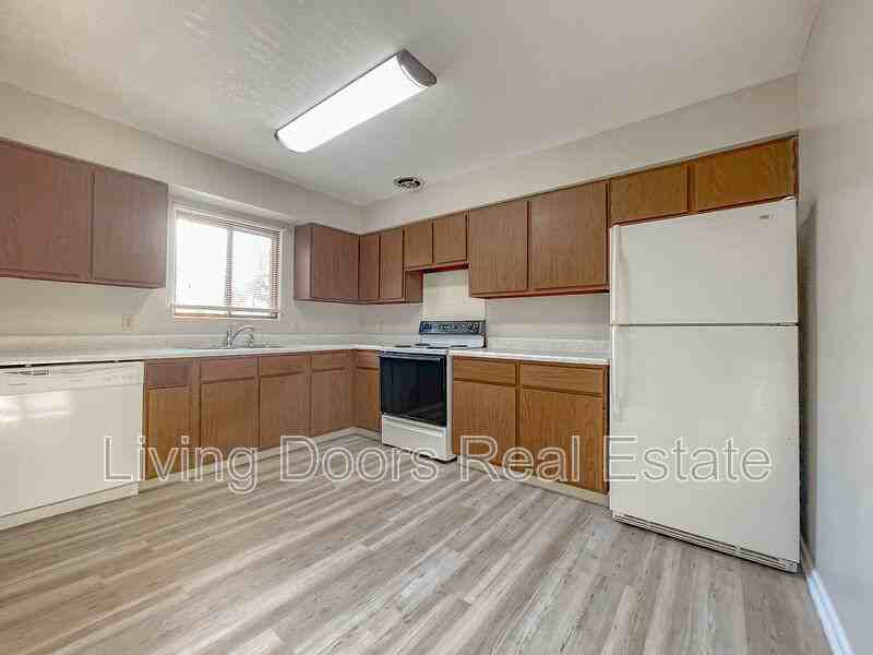 4715 Gladstone St - Photo 2 of 15