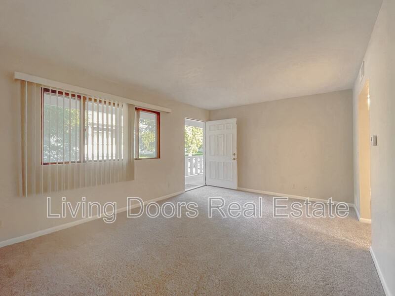 4715 Gladstone St - Photo 4 of 15