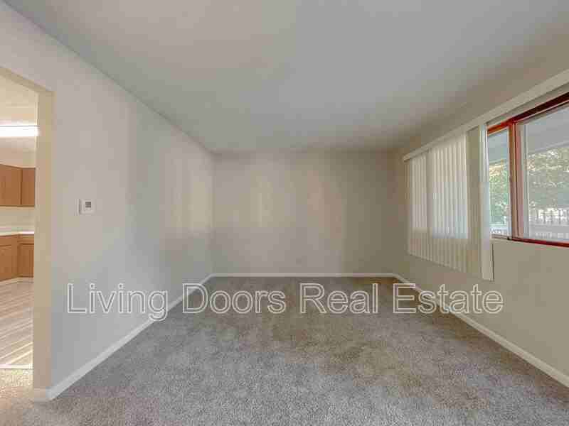 4715 Gladstone St - Photo 5 of 15