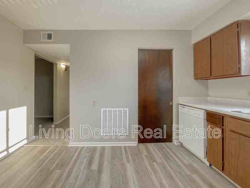 4715 Gladstone St - Photo 6 of 15