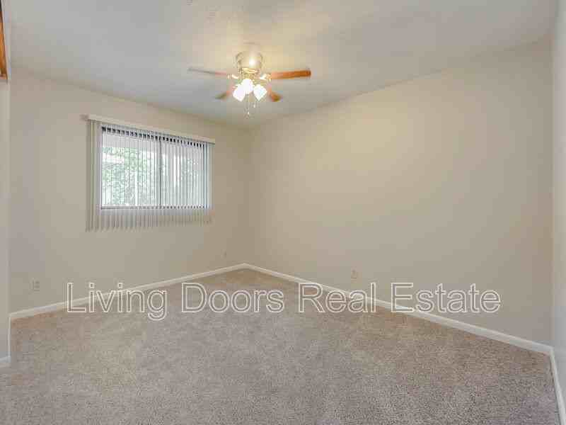 4715 Gladstone St - Photo 7 of 15