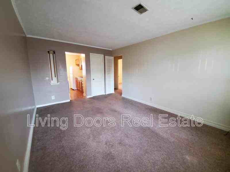 323 S 47th St - Photo 3 of 12