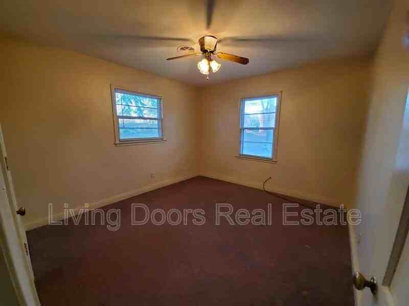 323 S 47th St - Photo 6 of 12