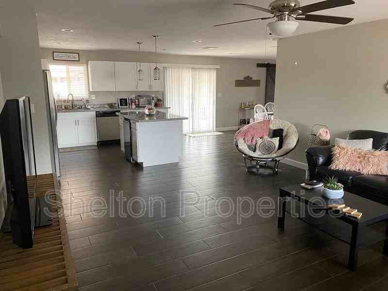 1421 S Roberts Rd - Photo 3 of 12