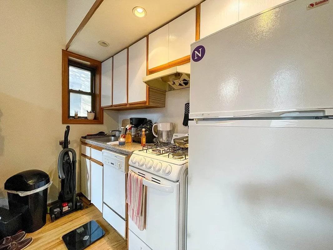 166 Suffolk St #1C - Photo 3 of 4