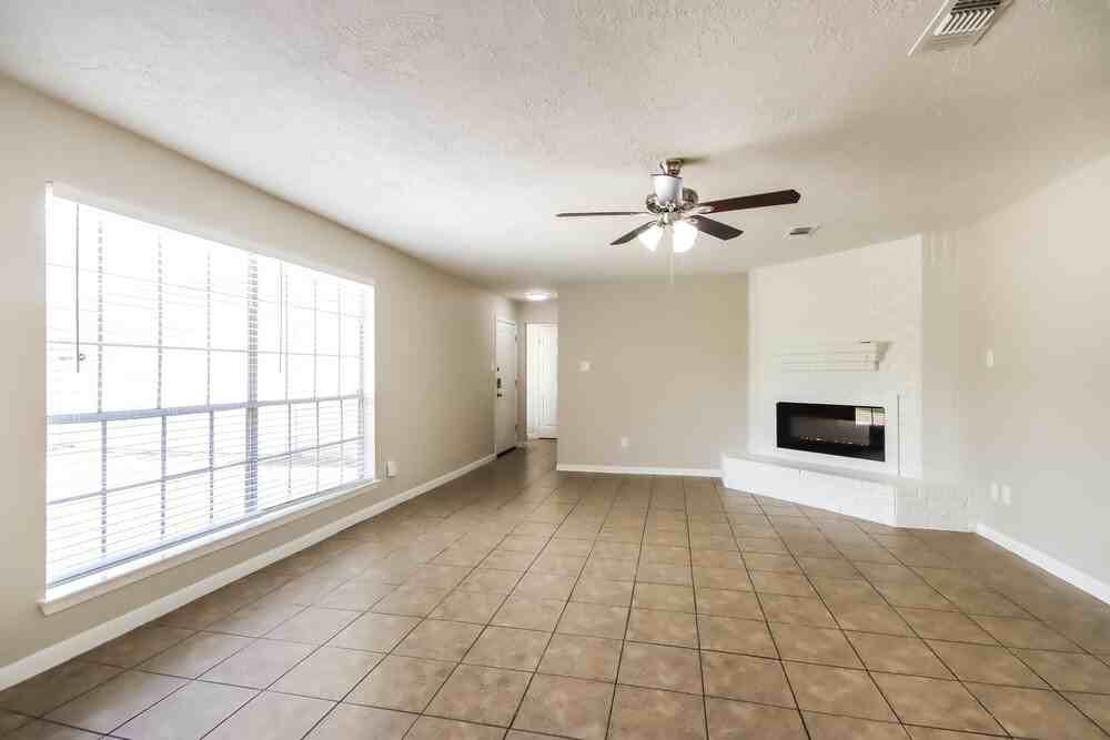 8514 Forest Point Dr - Photo 3 of 16