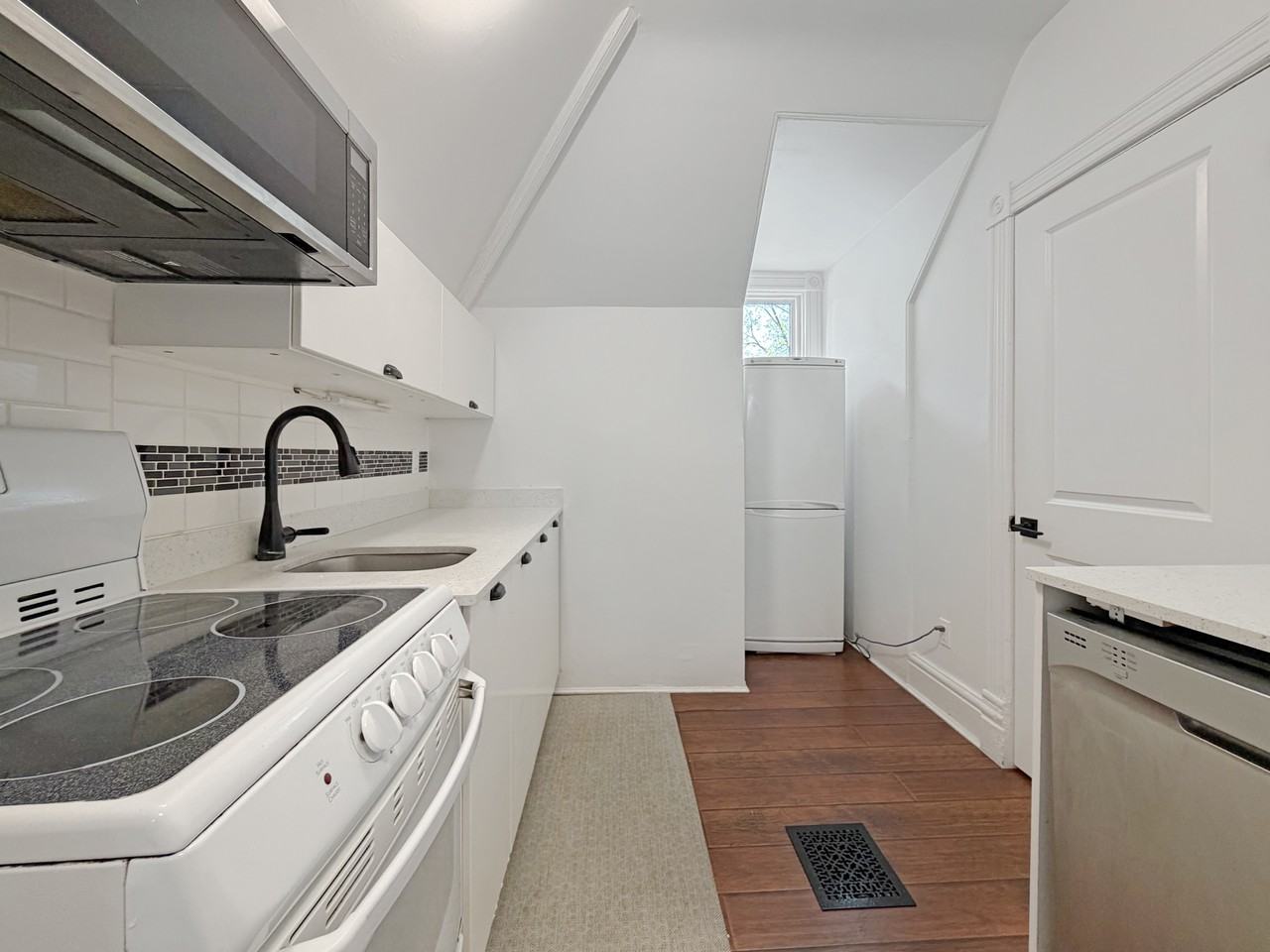 318 Hyman Street - Photo 5 of 17