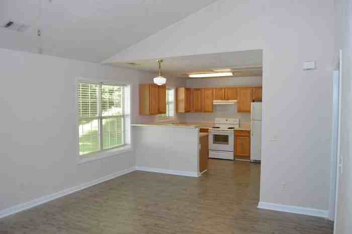 9060 Belaire St - Photo 5 of 8