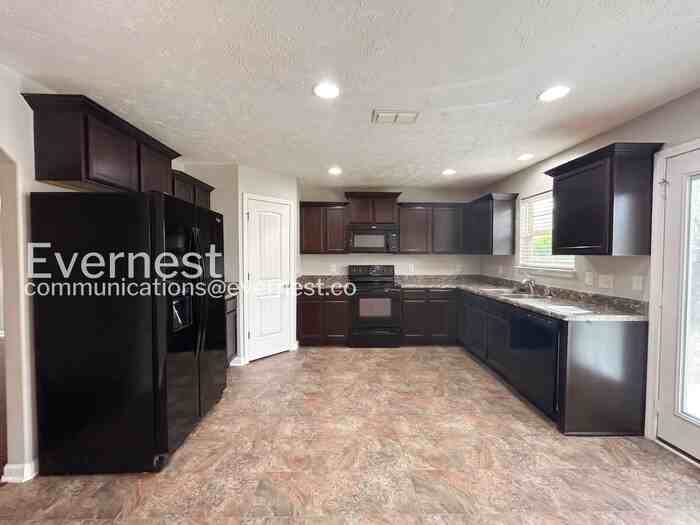 5247 Seward Crossing Blvd - Photo 4 of 33