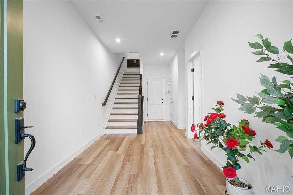 8937 Eager Rd - Photo 3 of 18