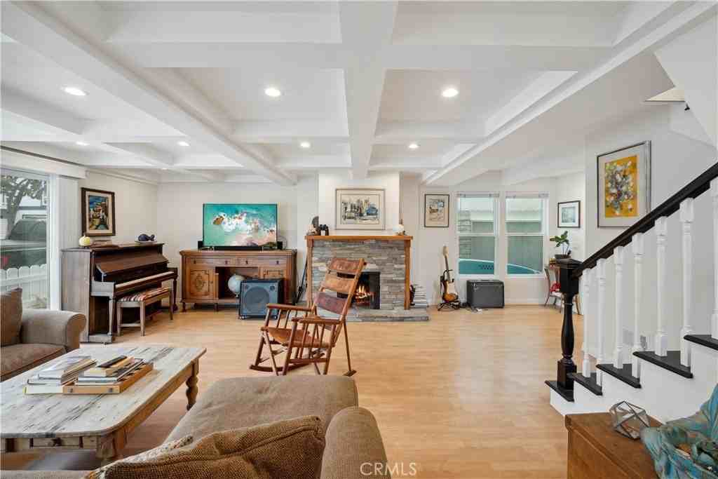 214 Walnut St - Photo 2 of 16