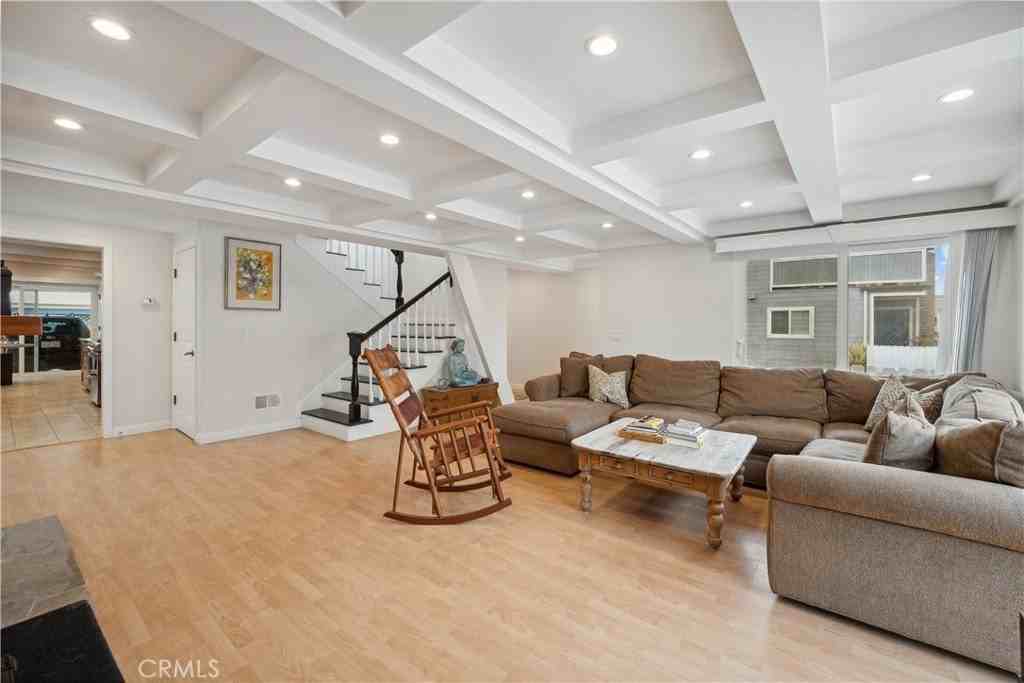 214 Walnut St - Photo 3 of 16