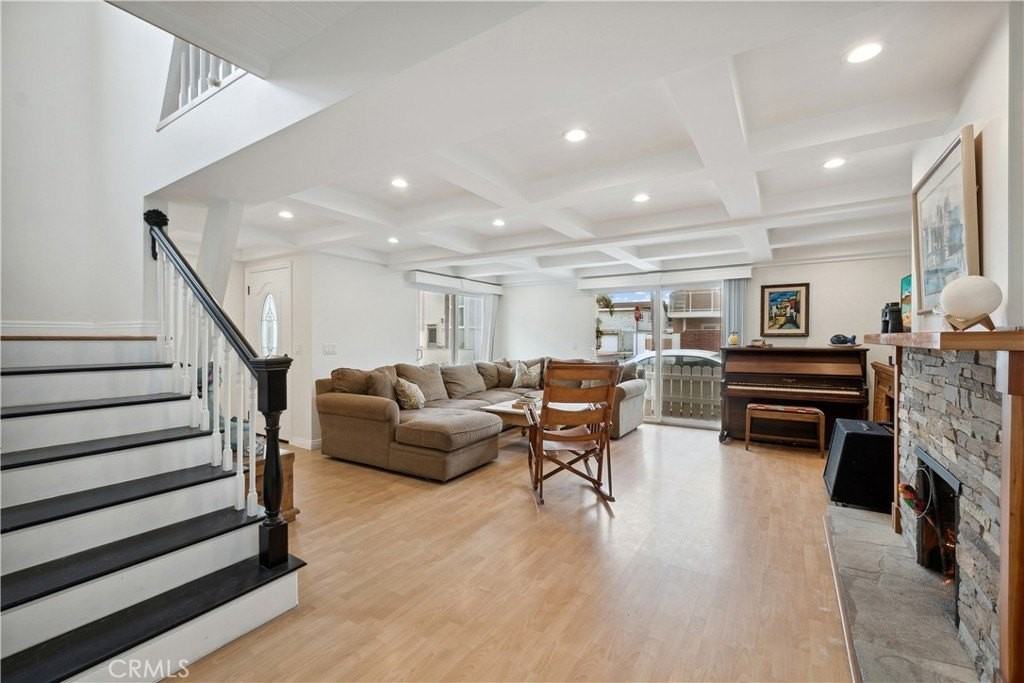 214 Walnut St - Photo 4 of 16
