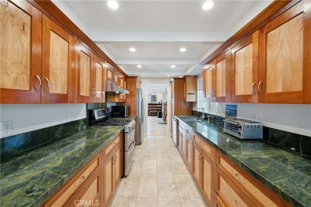 214 Walnut St - Photo 5 of 16