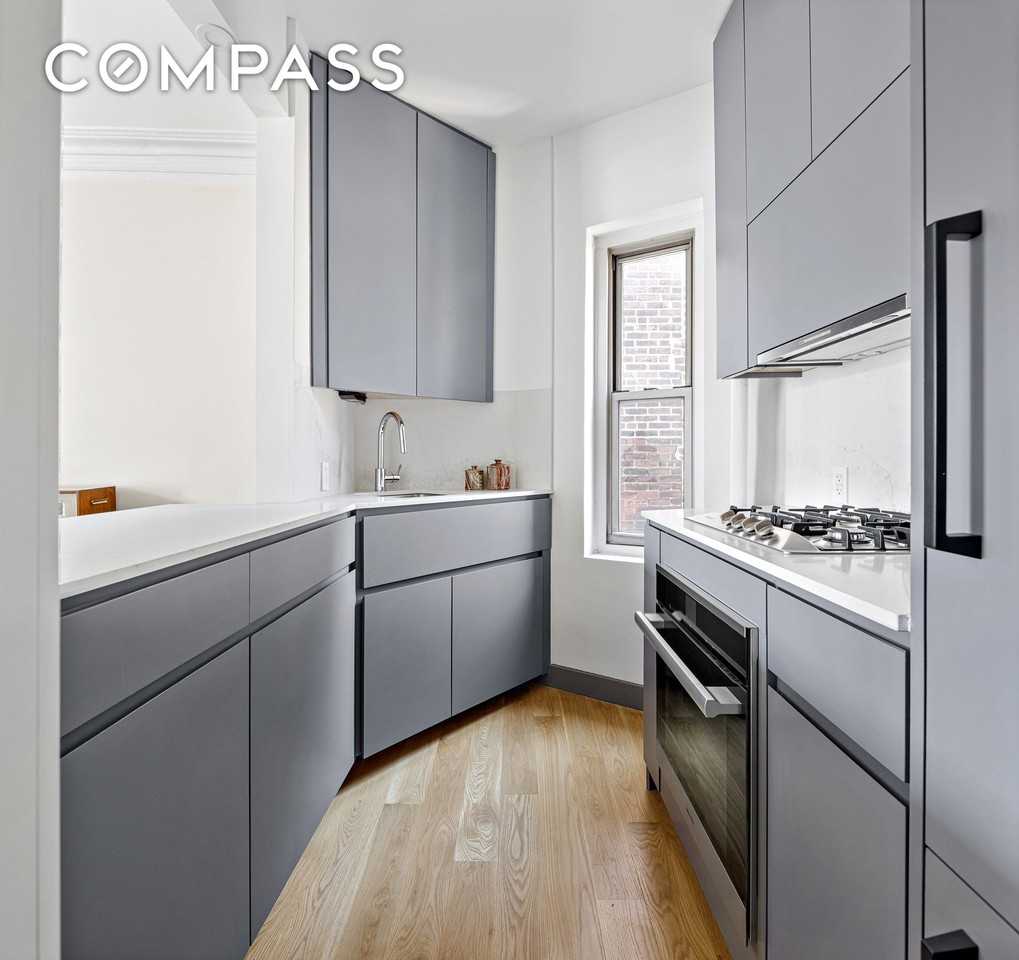 306 W 4th St #E3 - Photo 3 of 5