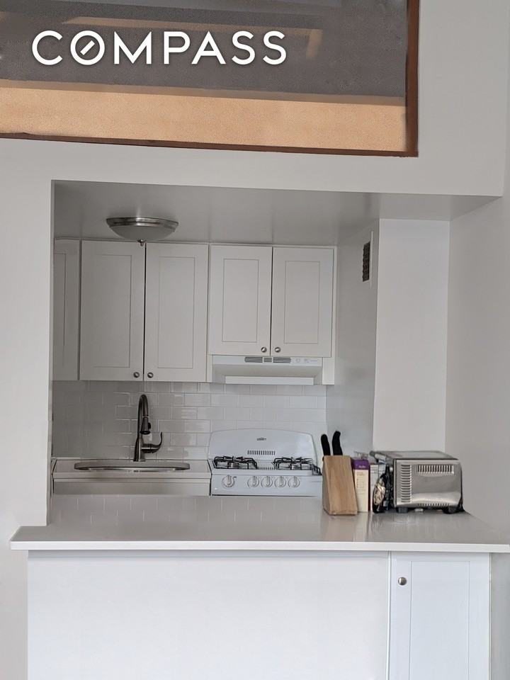 350 E 62nd St #4D - Photo 2 of 3