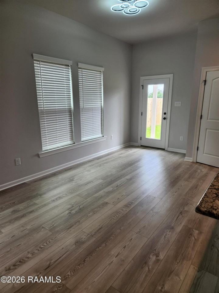221 Wakely Ct - Photo 4 of 14