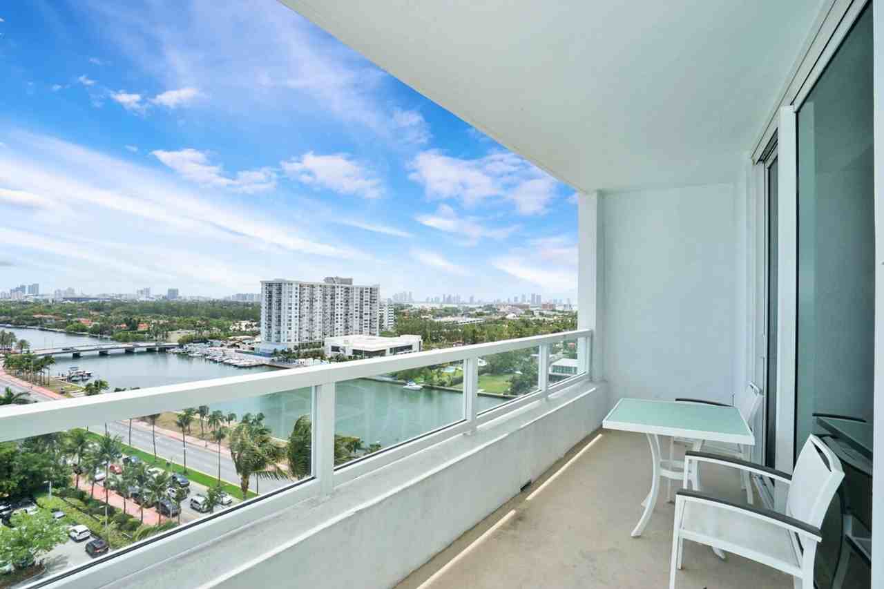 4401 Collins Avenue - Photo 7 of 46