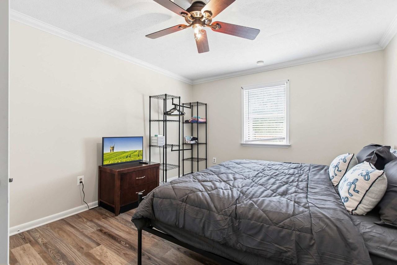 14380 Calvert St #1363918P - Photo 4 of 13