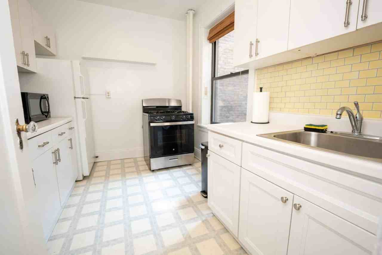 730 Hudson Street - Photo 6 of 28