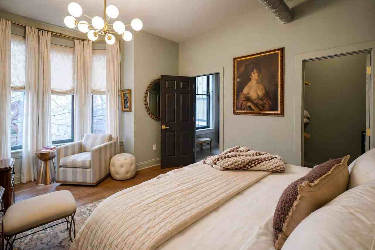 124 W 9th St #1523602P - Photo 5 of 18