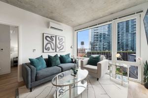 featured image of 853 W Blackhawk St