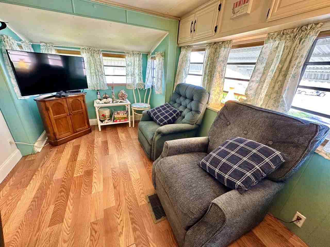 1019 Nettles Blvd #1537481P - Photo 4 of 21