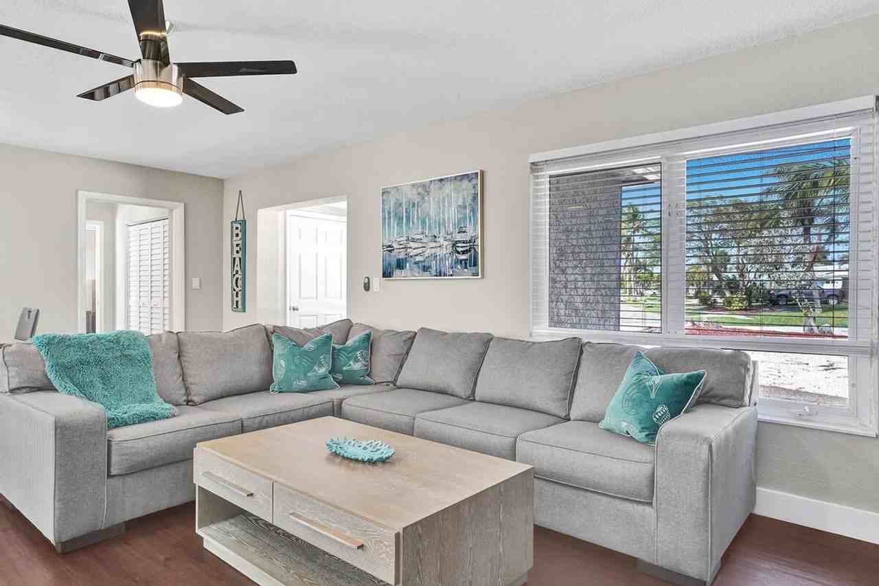 433 Ne 24th Ave #1541798P - Photo 4 of 36