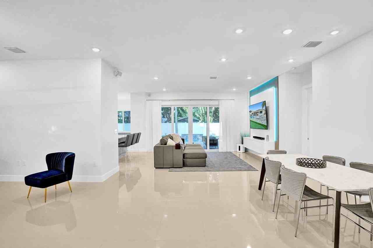 913 Ne 6th St #1542220P - Photo 4 of 34
