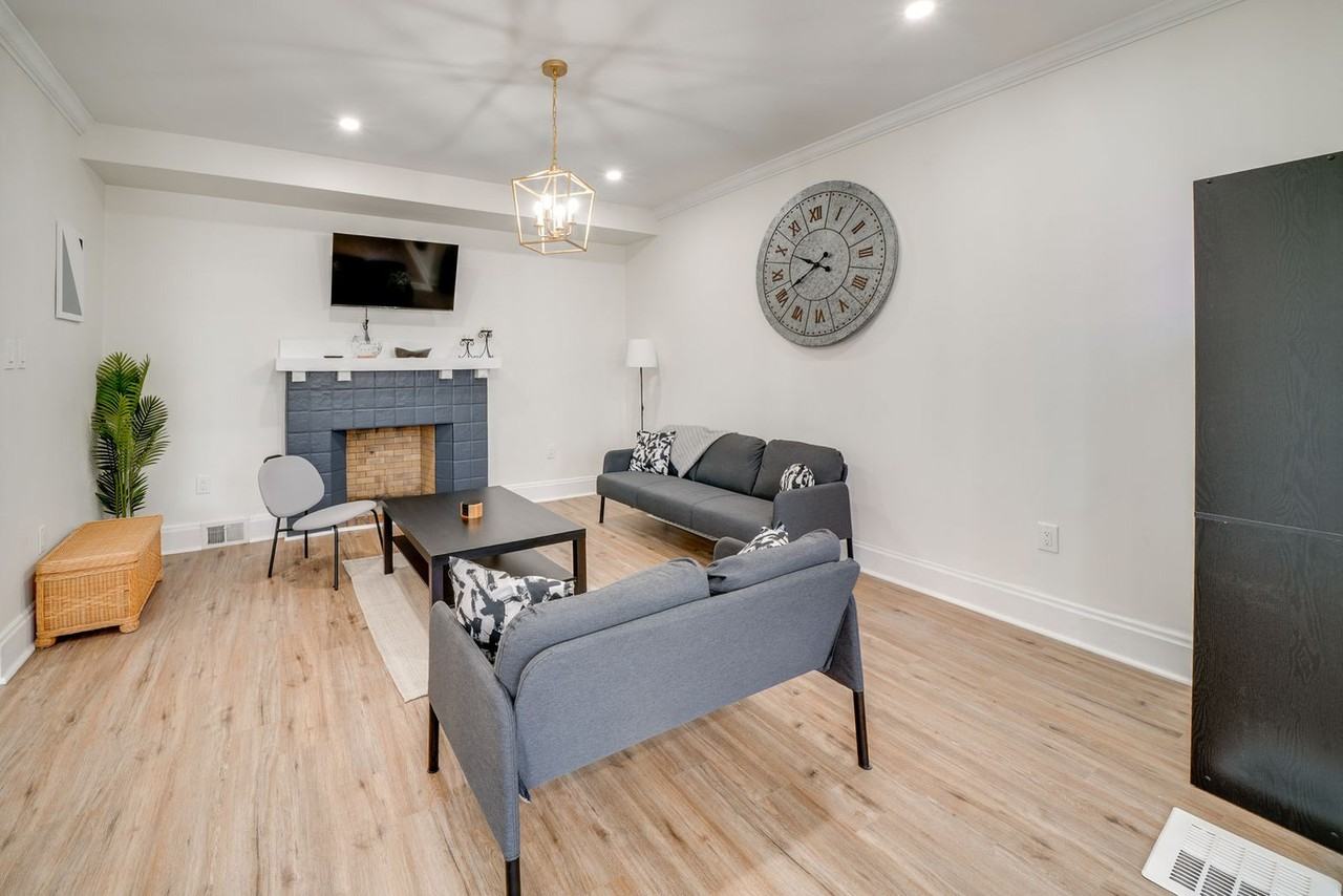 2633 Broadway Ave #1546230P - Photo 2 of 17