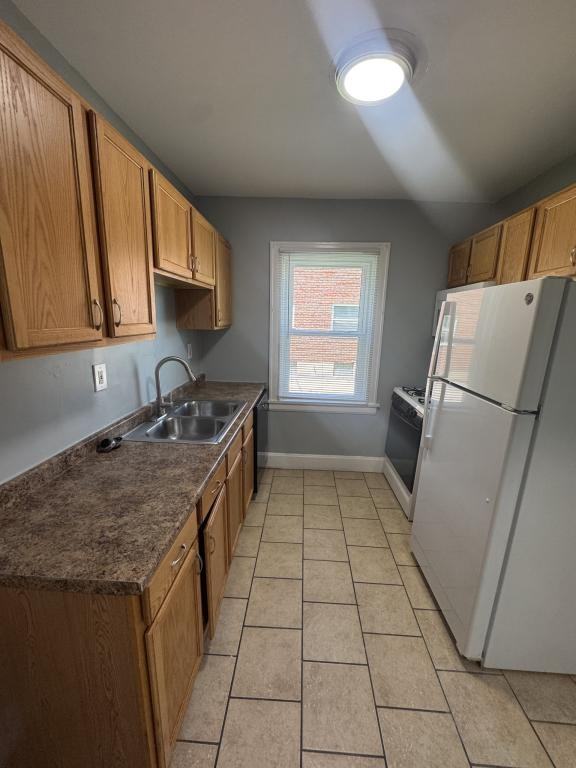 2539 Leslie Ave - Photo 2 of 12