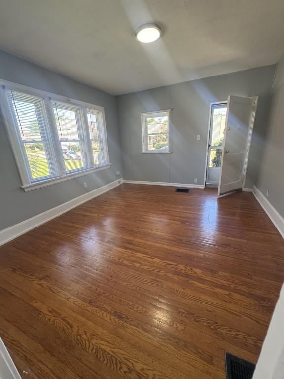 2539 Leslie Ave - Photo 4 of 12