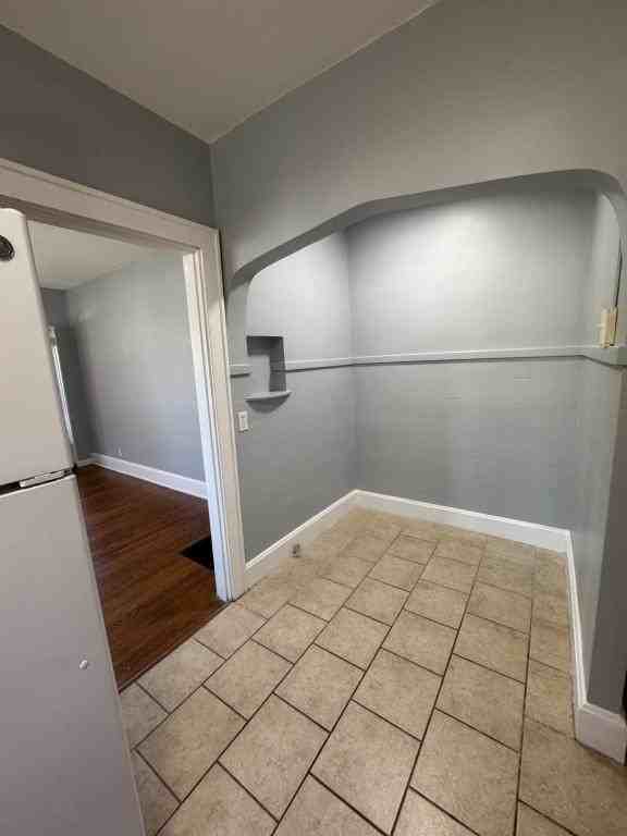 2539 Leslie Ave - Photo 5 of 12