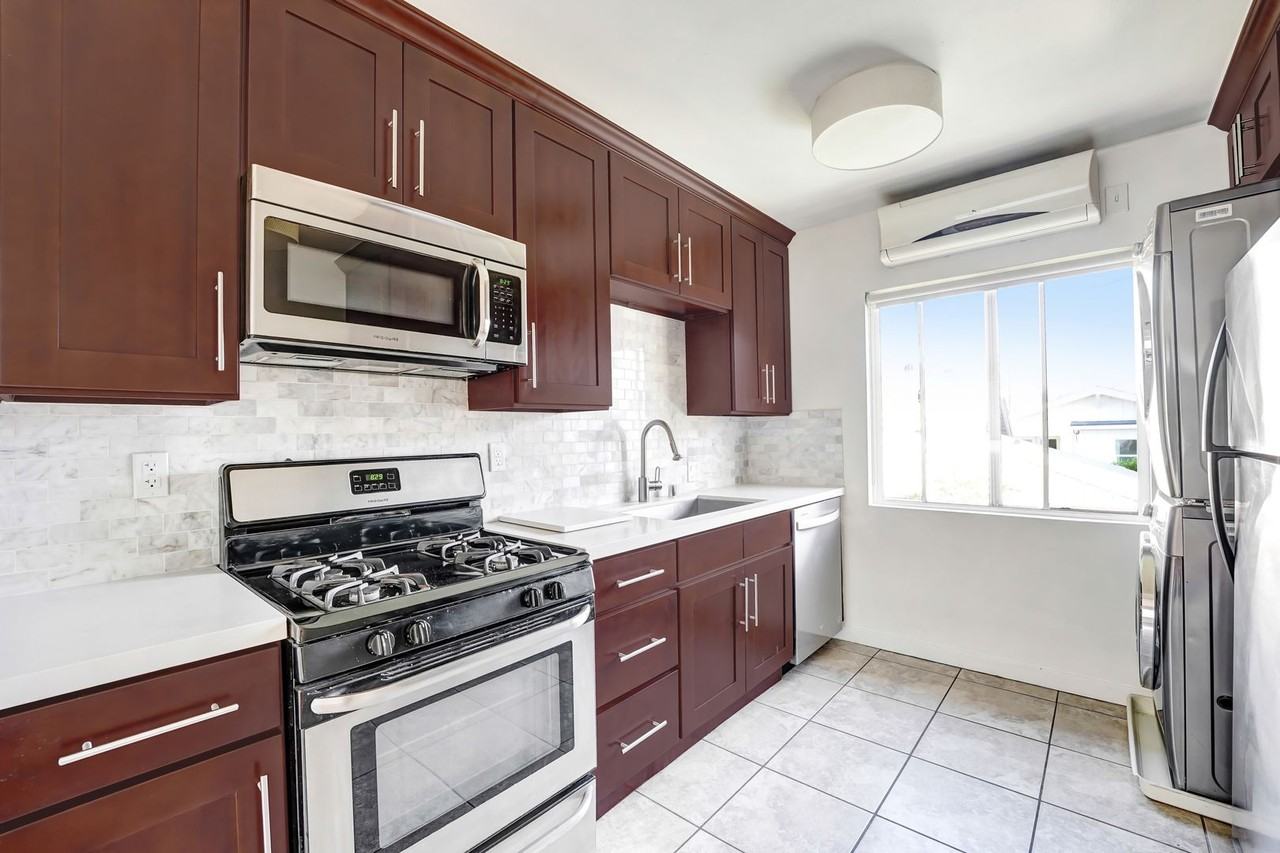 706 N Rampart Blvd - Photo 2 of 10